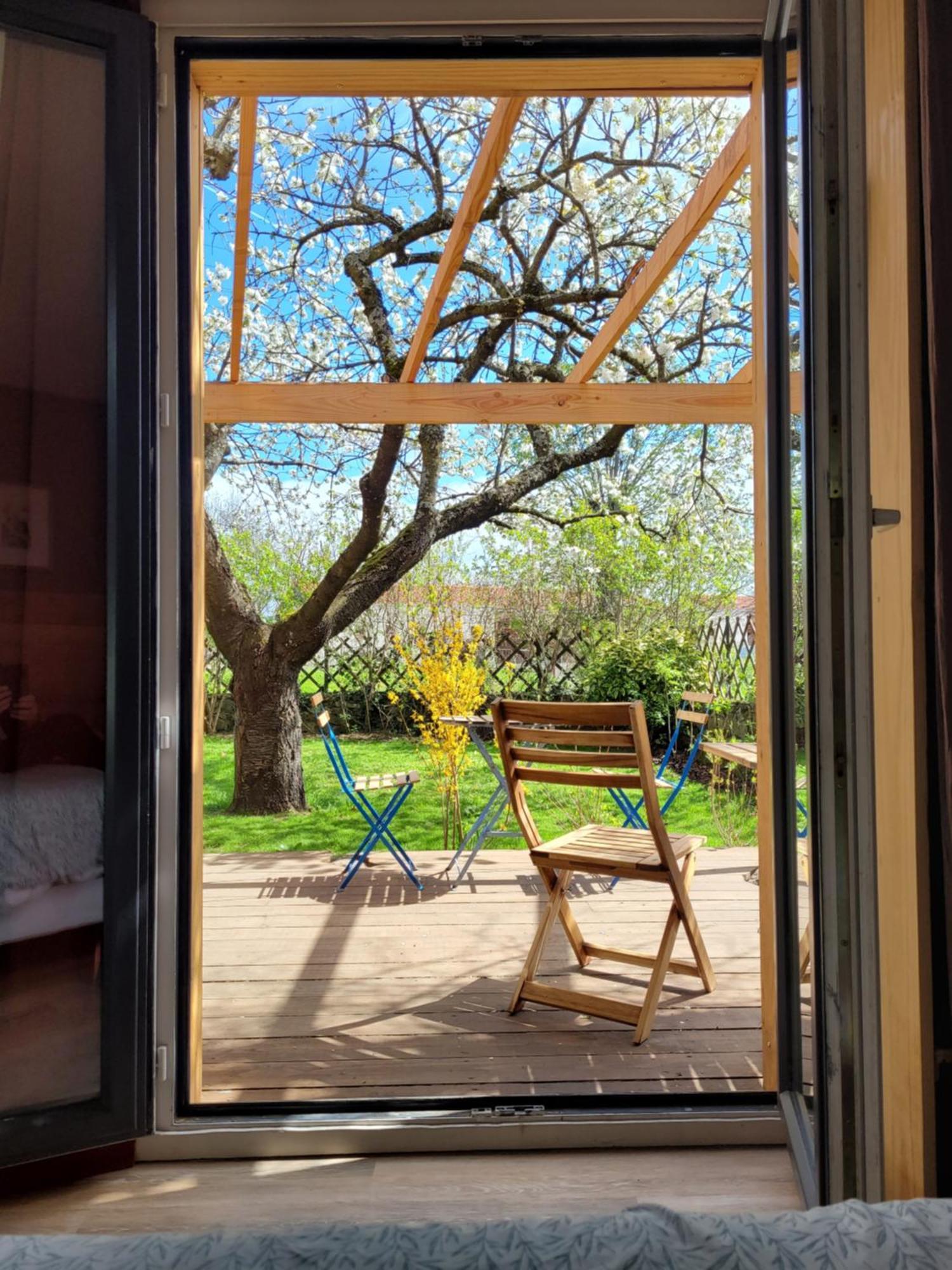 La Maisonnette Sous Le Cerisier Bergonne Exterior foto
